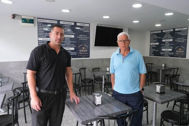 Francisco Granados, a la izquierda, junto a Juan Montesdeoca en la churrería ubicada en Escaleritas.