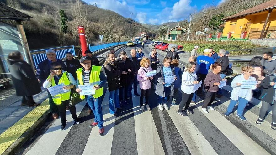 Los vecinos de Figaredo cortan la carretera tras una &quot;chapuza&quot; de arreglo de 1,4 millones: &quot;Seguiremos protestando hasta que nos hagan caso&quot;