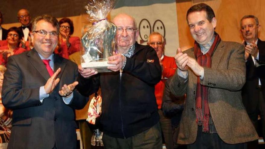 Desde la izq., Enrique Lorenzo, presidente de Acopovi, Xulio Mosquera, y el alcalde Abel Caballero. // R. Grobas