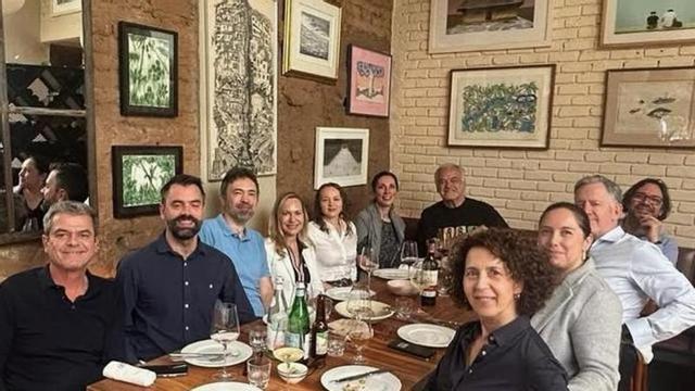 González Pons, al fondo, en la comida de despedida.