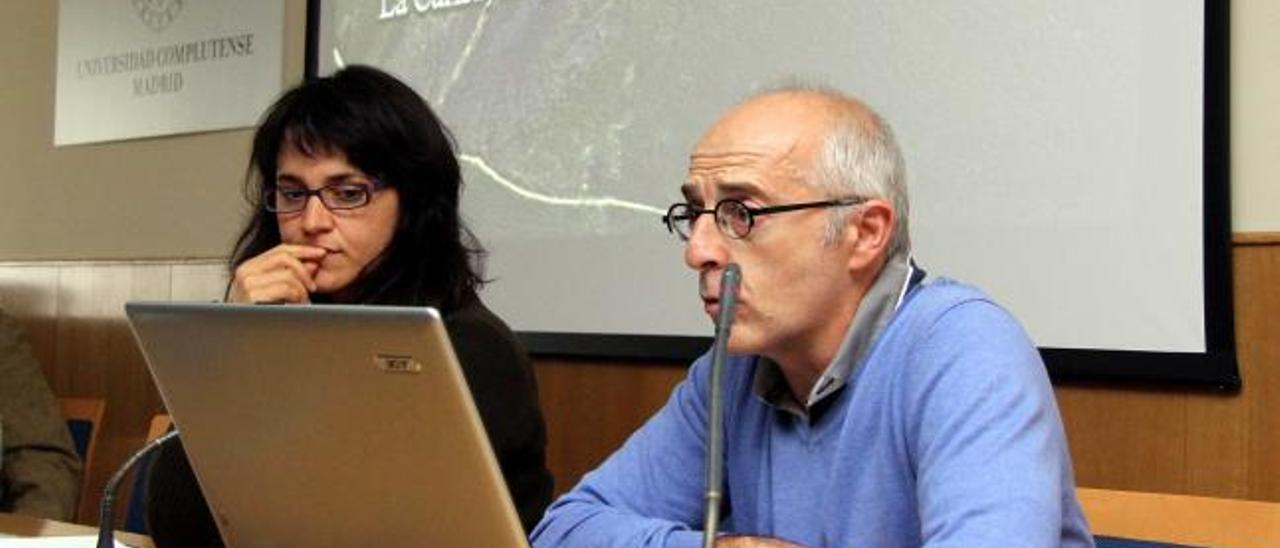 Esperanza Martín y Jorge Camino, durante la charla sobre la Vía Carisa.