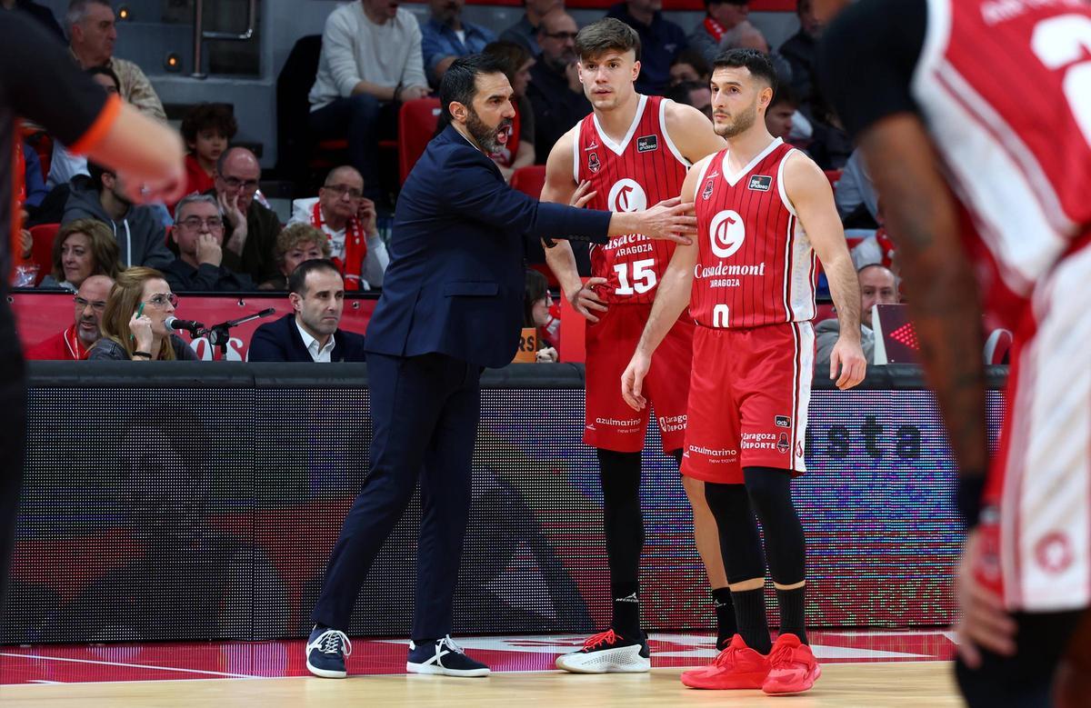 Ramírez da instrucciones a Spissu y Rodríguez.