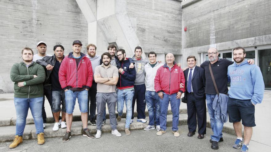 Directivos, técnicos y jugadores del Kaleido Universidade de Vigo, ayer en el Cuvi. // Marta G. Brea