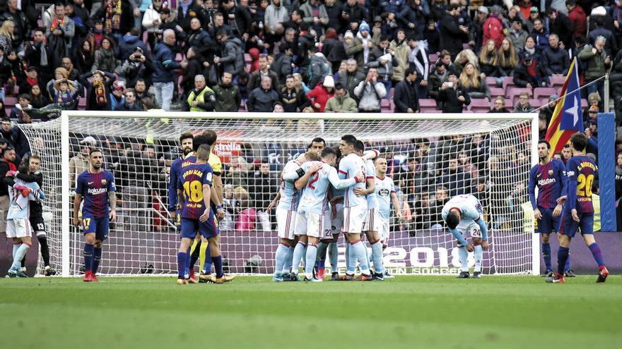 Los jugadores del Celta celebran uno de sus dos goles en el Camp Nou. // LOF