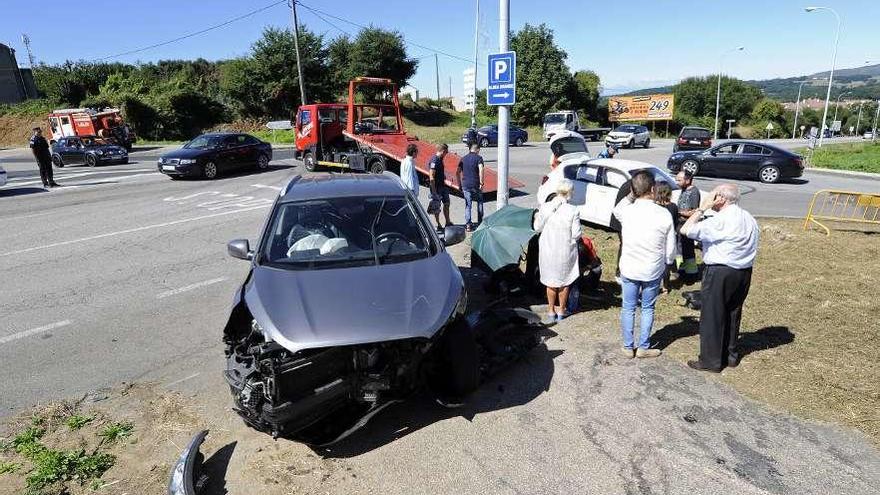 Accidente entre las avenidas Cuíña y Madrid, poco antes de la construcción de la rotonda. // Bernabé/Javier Lalín