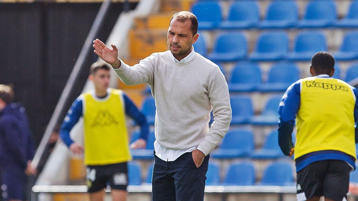 El técnico Alejandro Esteve, el domingo en el Hércules-Mestalla.