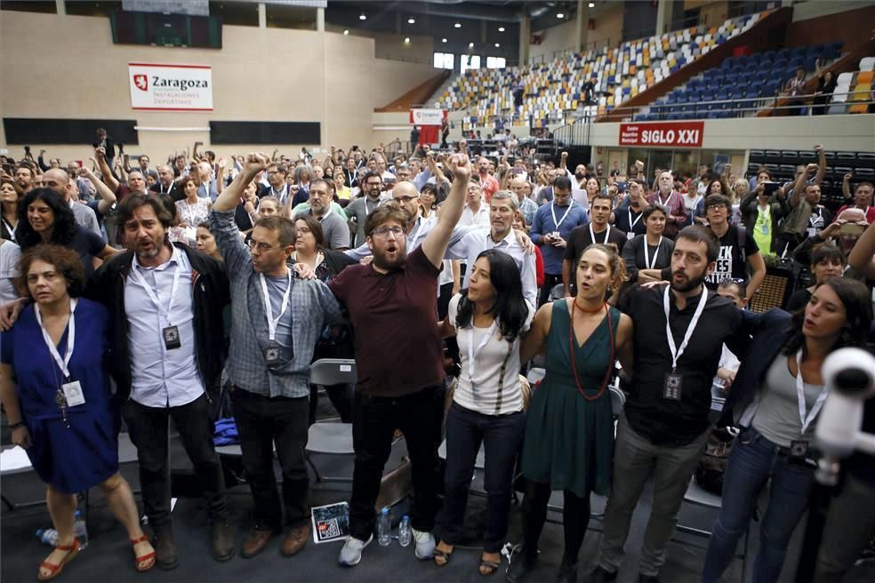 Fotogalería de la asamblea de Podemos sobre el referéndum de Cataluña