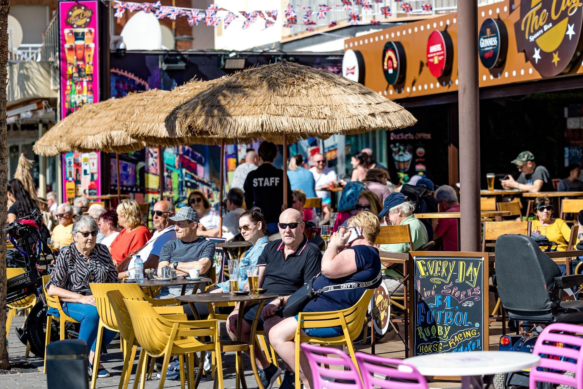 El calor deja imágenes veraniegas este 8 de marzo en Benidorm