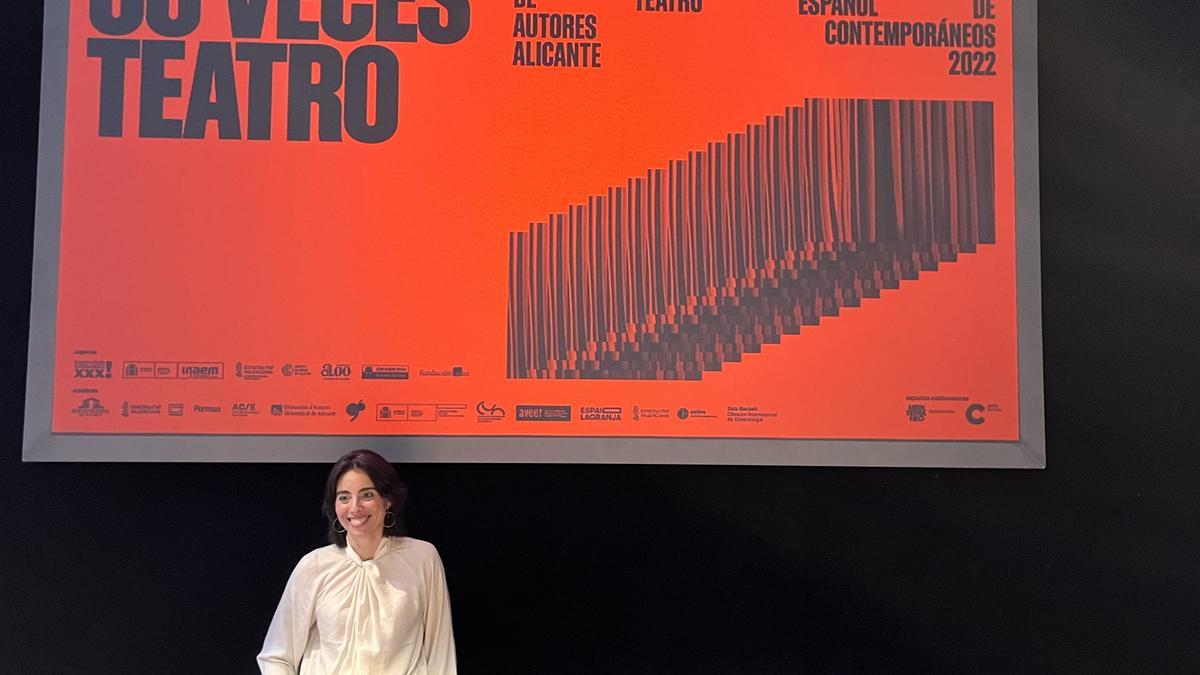 Mónica Pérez Blanquer, en el CDN, debajo del cartel de la Muestra