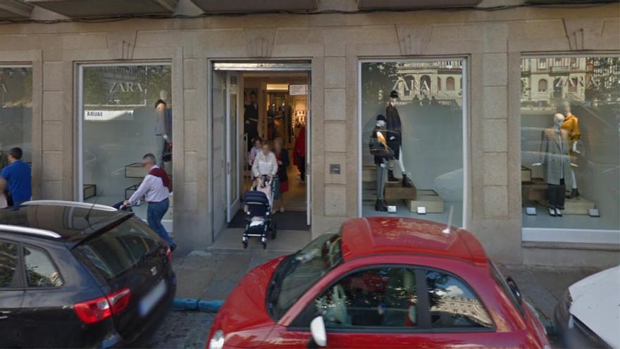 Entrada de la tienda de Zara en Ferrol // G.M