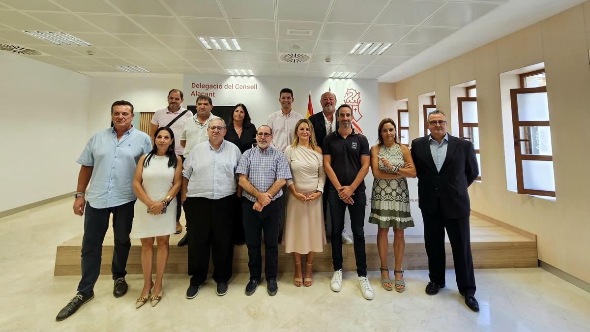 Imagen de los asistentes a la reunión celebrada este lunes con la consellera de Turismo.