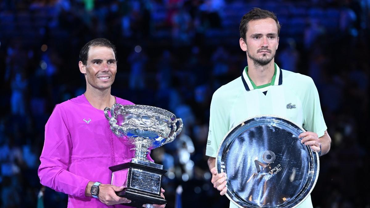 Nadal y Medvedev posan después de la final del Open de Australia 2022