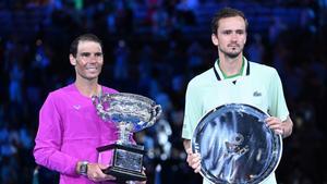 Nadal y Medvedev posan después de la final del Open de Australia 2022