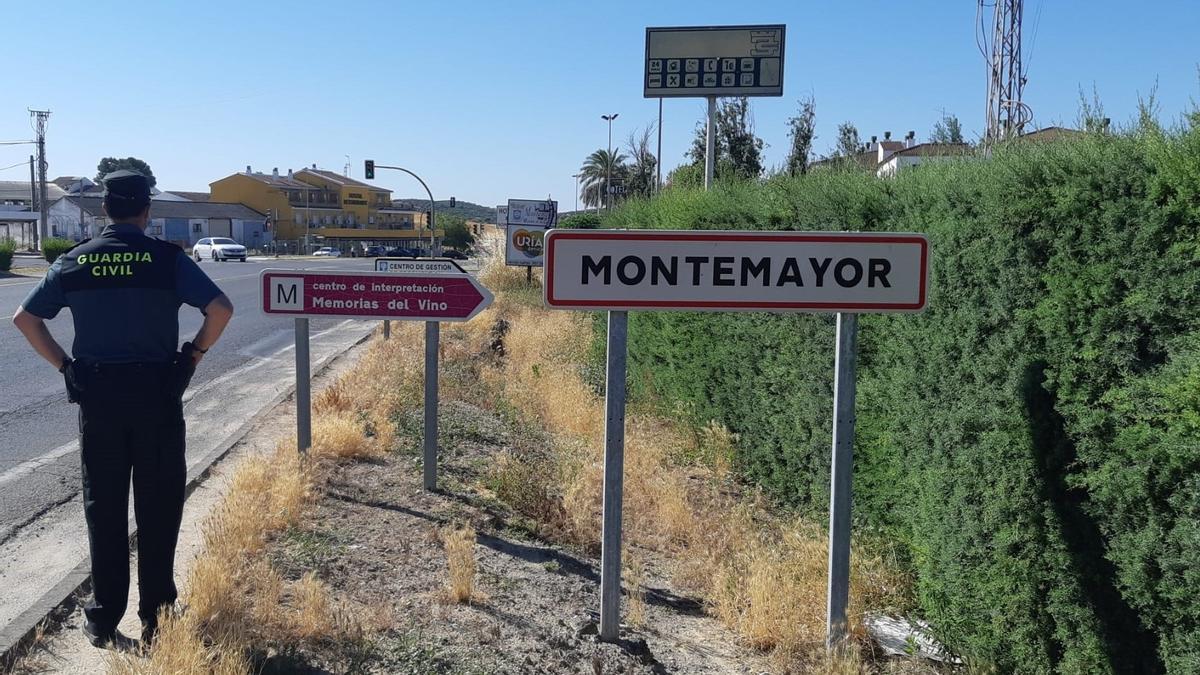 Un agente de la Guardia Civil en Montemayor, en una imagen de archivo.