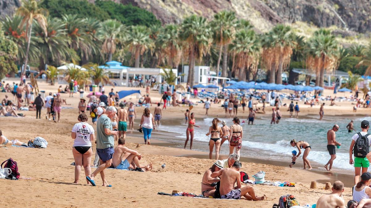 Playa de Las Teresitas, días antes del comienzo de la Semana Santa 2023.