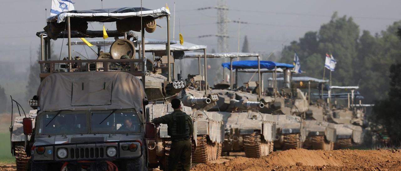 Línea de tanques avanzan hacia el sur de Gaza.