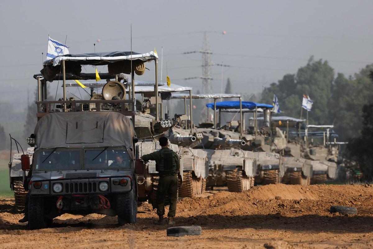 Línea de tanques avanzan hacia el sur de Gaza. Línea de tanques avanzan hacia el sur de Gaza.