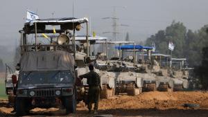 Línea de tanques avanzan hacia el sur de Gaza.