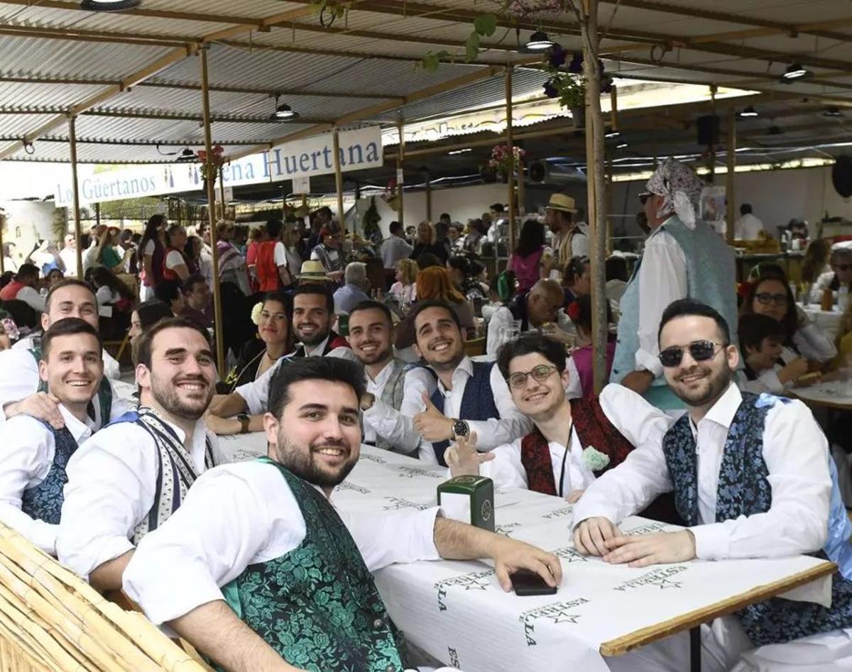 Unos amigos en torno a una mesa de las barracas del Malecón. | ISRAEL  SÁNCHEZ