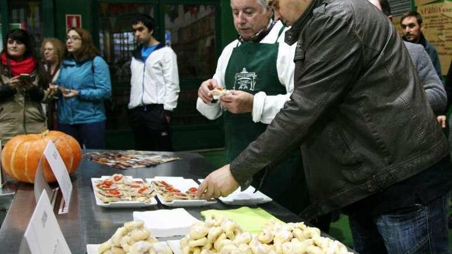 Degustación de tapas en un evento promocional. // Bernabé/Luismy