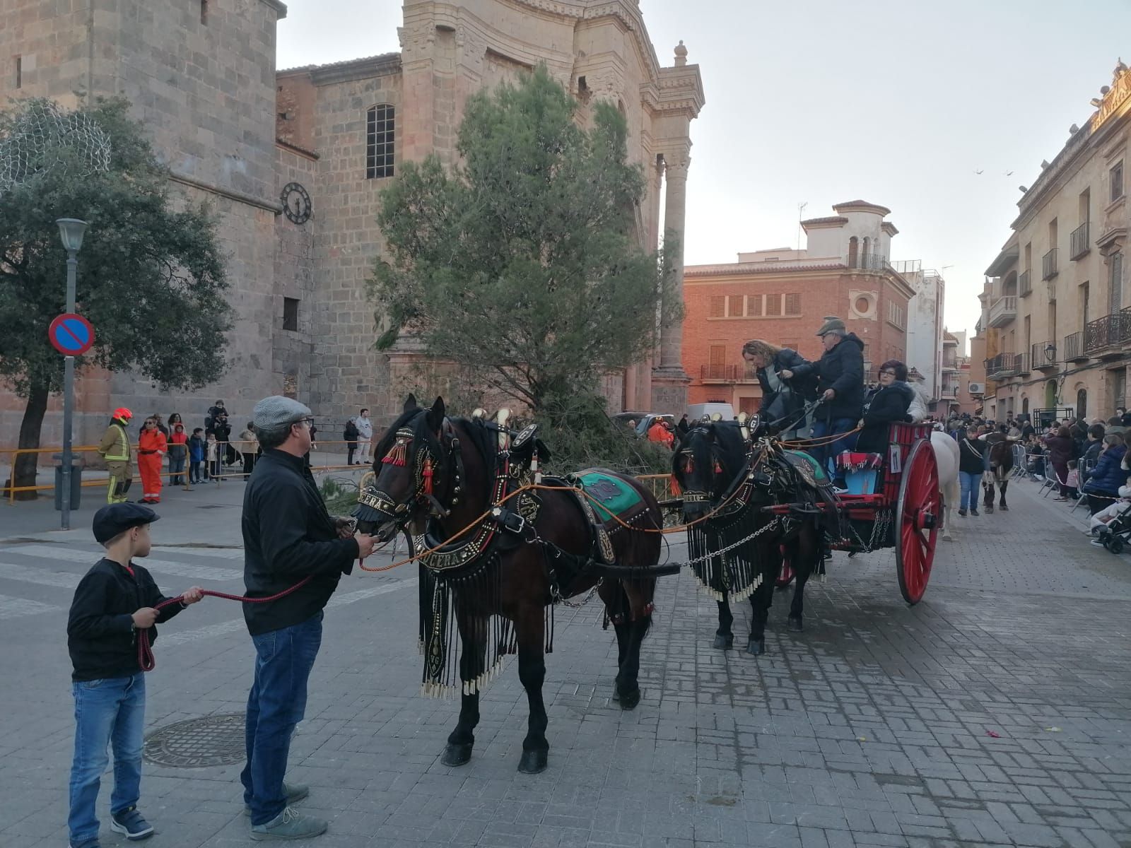 La Vall recupera su multitudinario pasacalle de Sant Antoni