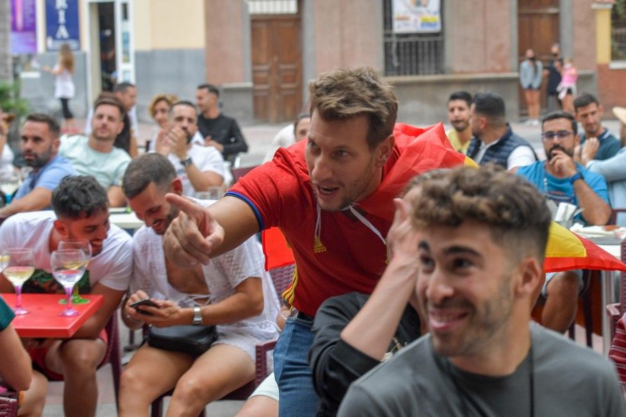 Aficionados ven en la capital grancanaria el partido de España en cuartos de final de la Eurocopa