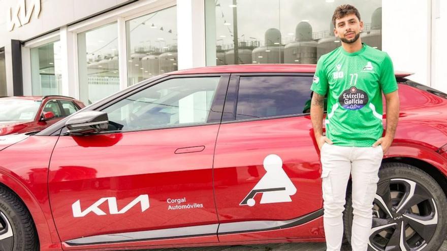 Tato Ferruccio, con un coche de su patrocinador.