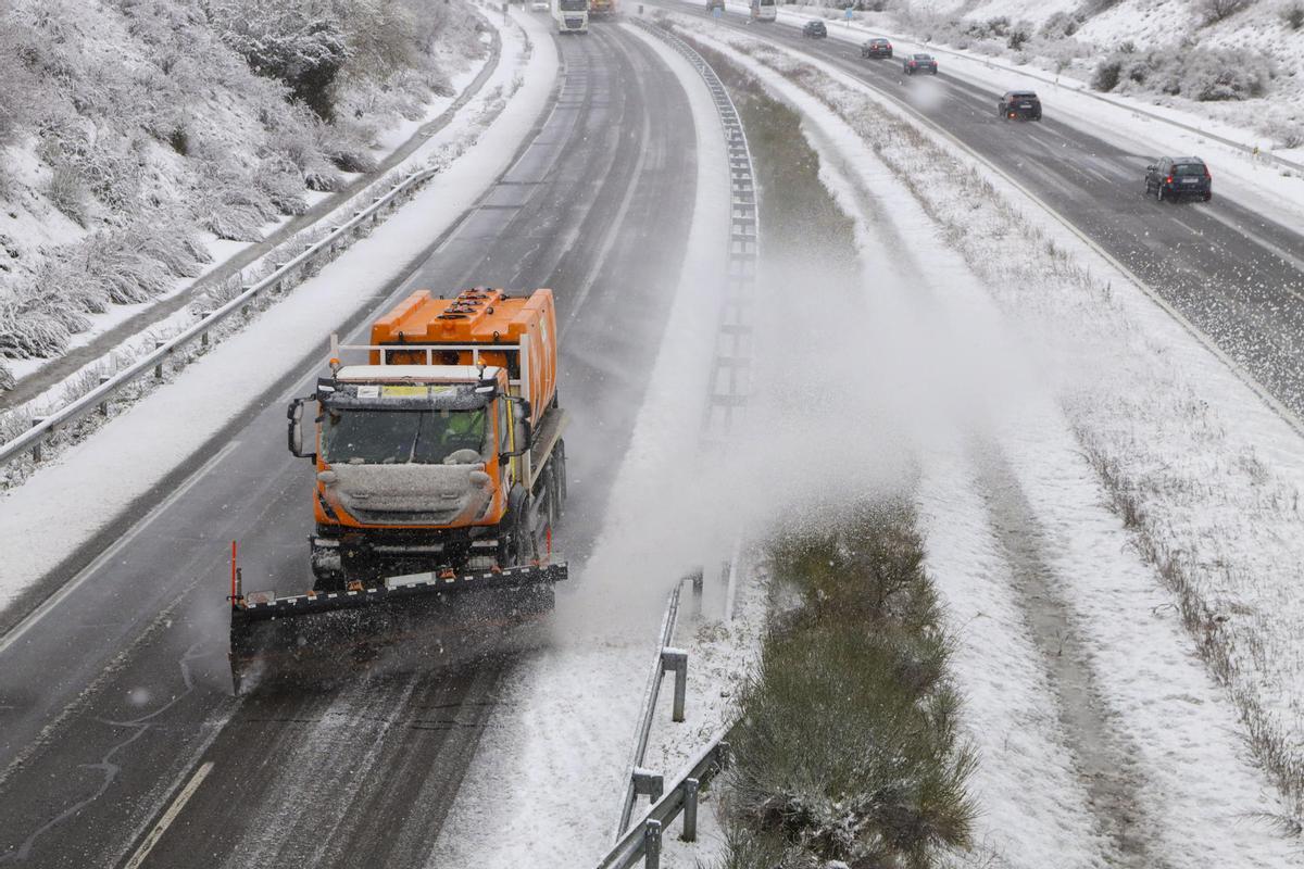 Una máquina quitanieves limpia la nieve de una de las carreteras de Salamanca, este sábado. La primera nevada del año ha sorprendido sobre las 15 horas a la ciudad de Salamanca y a municipios vecinos, después de una mañana de fuertes rachas de viento y lluvia que han dejado paso a los copos.