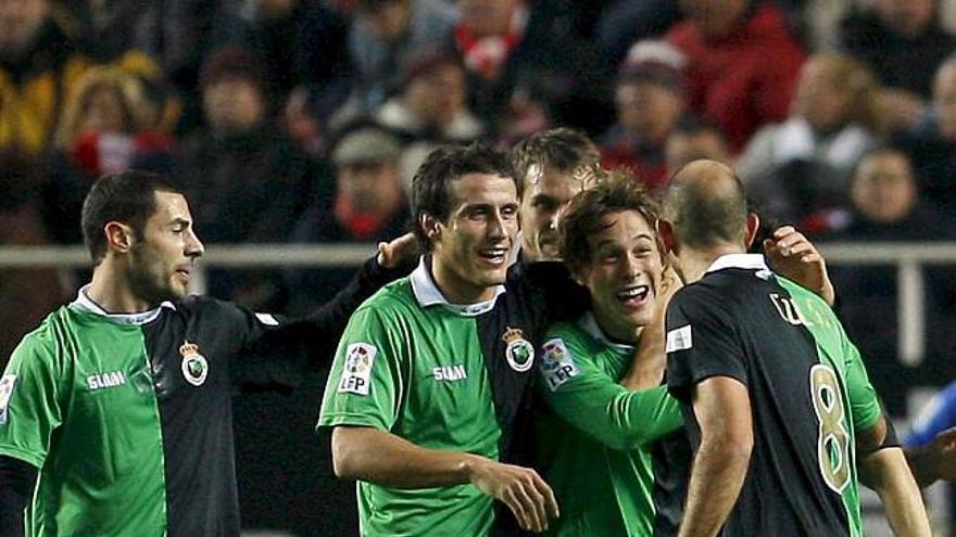 Los jugadores del Racing celebran uno de sus goles en Sevilla.