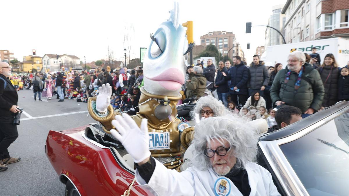 La sardina, ayer, participando en el desfile antes del trágico final.