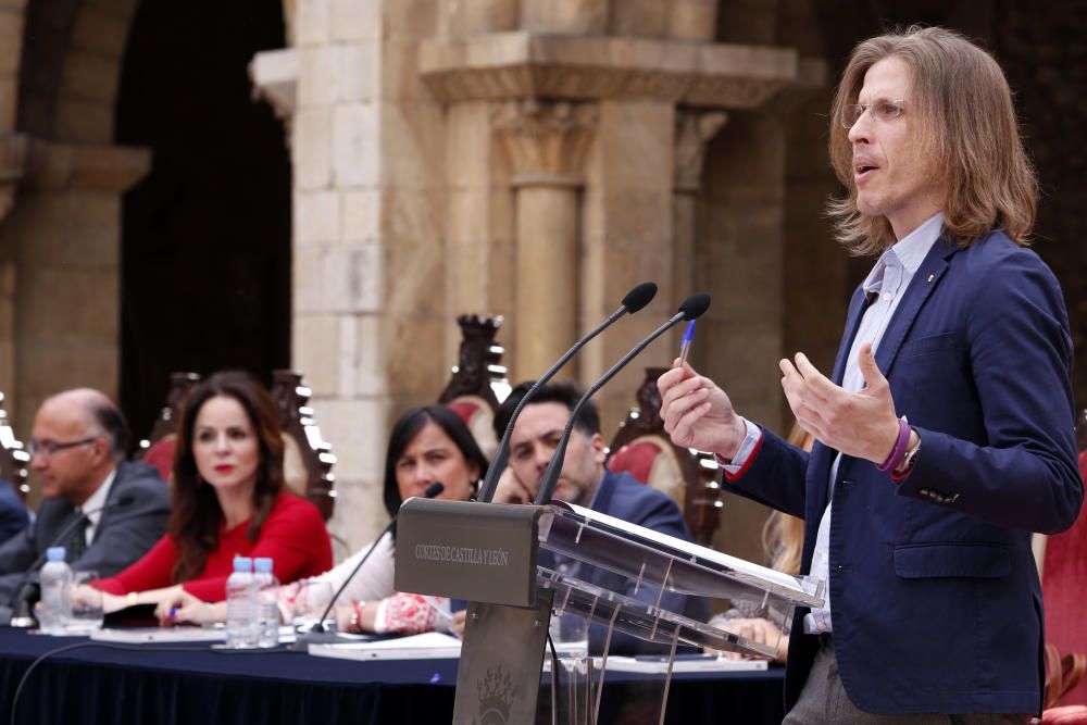 Diversos momentos del Pleno de las Cortes en León