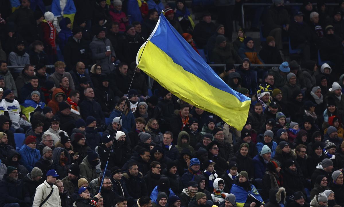 Un grupo de aficionados ondea una bandera de Ucrania en Hamburgo, donde el Shakhtar juega sus partidos como local en competiciones europeas.