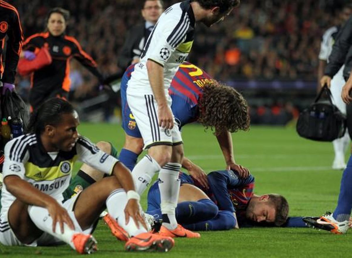 Piqué, a terra al rebre un fort cop de Valdés.