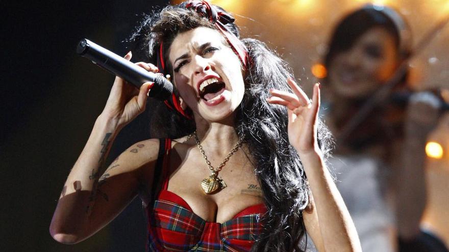 Amy Winehouse en un concierto en Londres