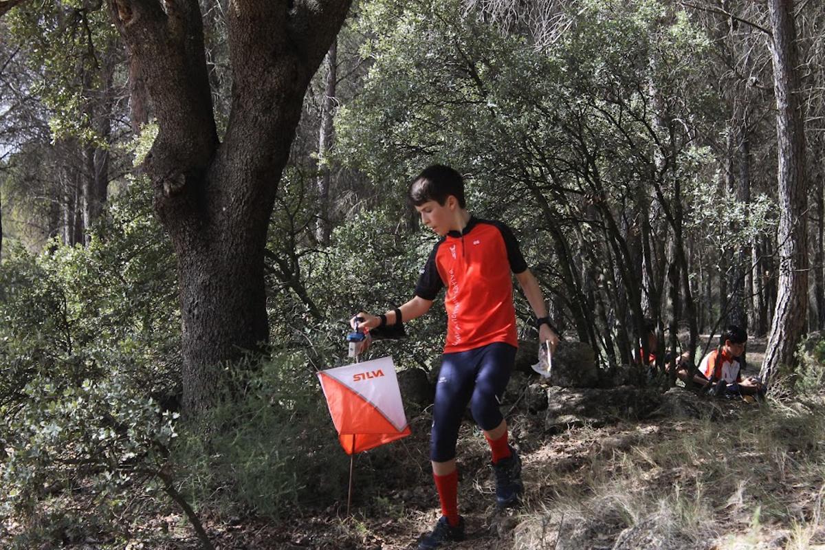 Martín Aragón, del CAX, pasa por una baliza, durante la prueba en Villamalea.