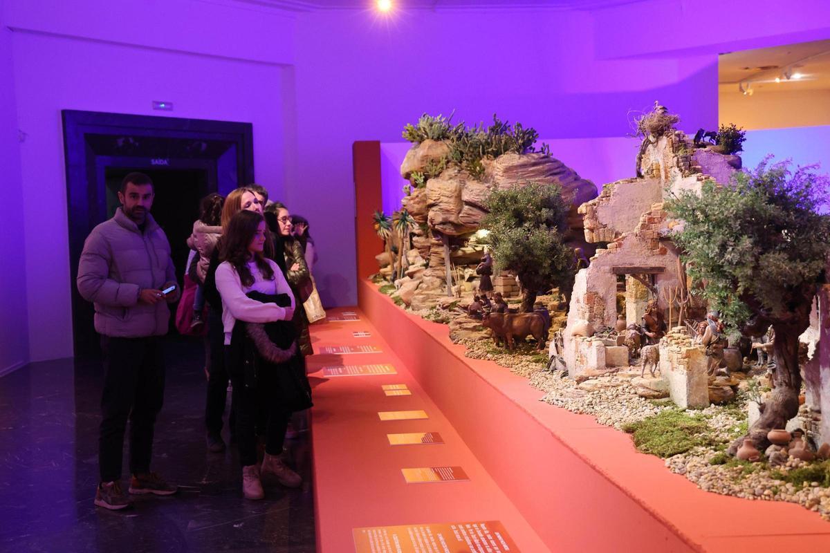 Un Belén Monumental y las calles llenas en el primer domingo navideño