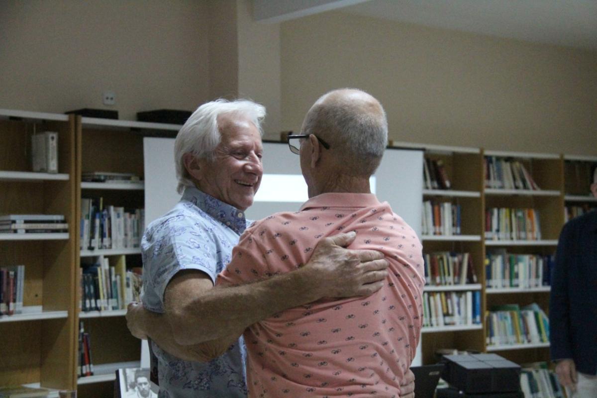 Helios López, hijo de Juan López, abraza en Cártama, el mes pasado, a un sobrino de Antonio Rebollo.