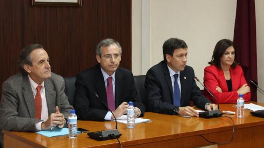 José María Ramírez, Manuel Marcos Sánchez, el alcalde y la edil Ana Fernández presentaron el proyecto.