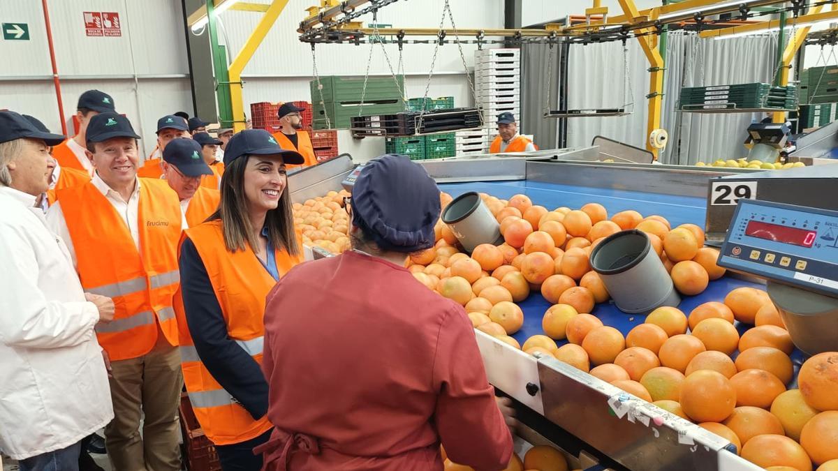 La consejera Sara Rubira durante su visita a las instalaciones de Frucimu.