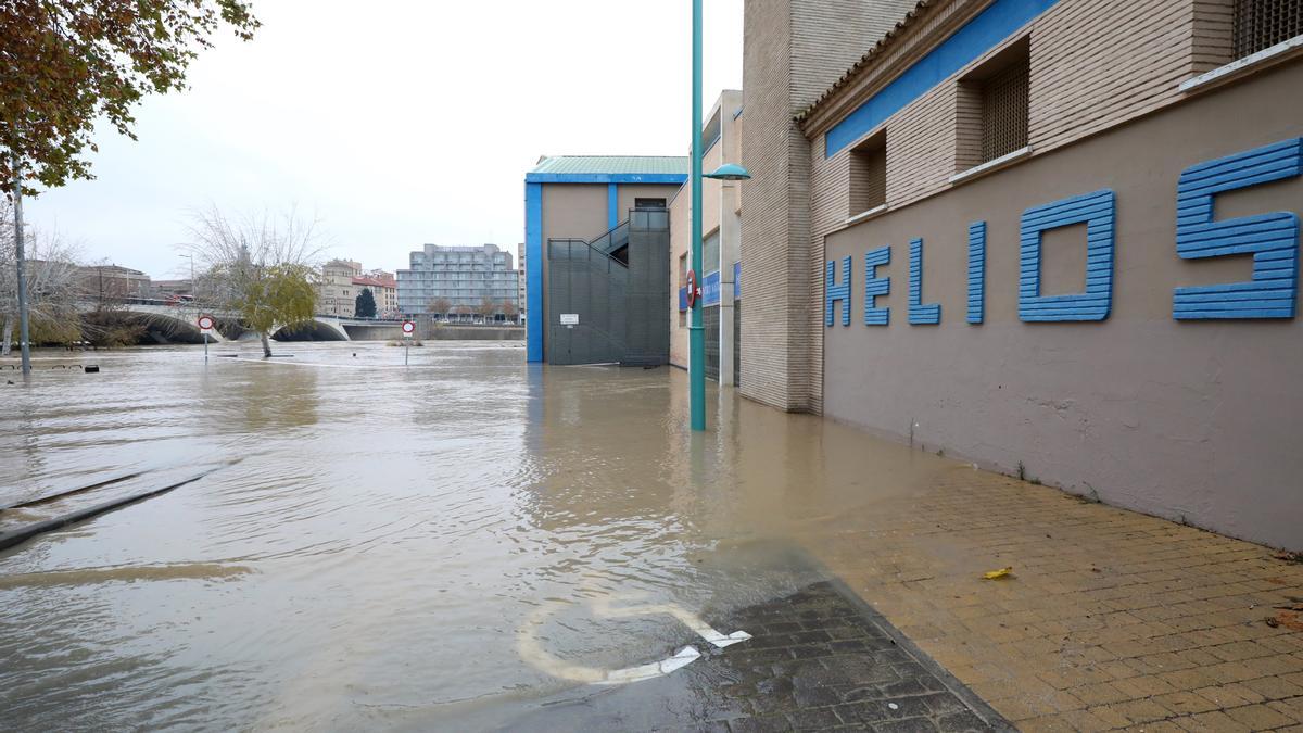 La riada ha anegado el acceso a las instalaciones del CN Helios.