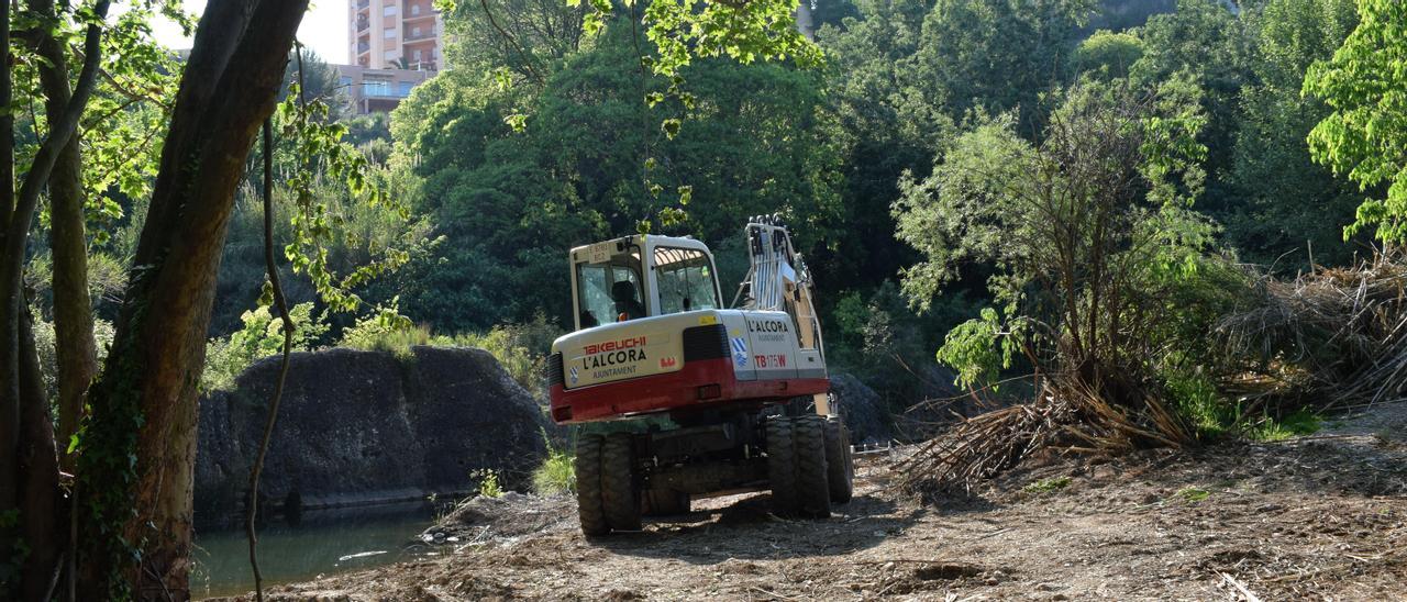 Maquinaria disponible para hacer accesibles los ‘tolls’ del río en l’Alcora.