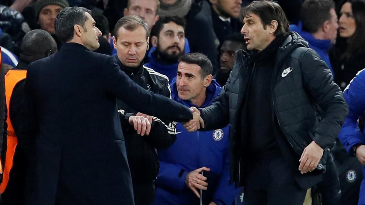 Valverde y Conte se saludan en Stamford Bridge en el duelo europeo.