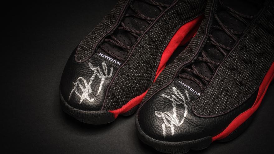 Subastan por 2,2 millones de dólares unas zapatillas de Michael Jordan