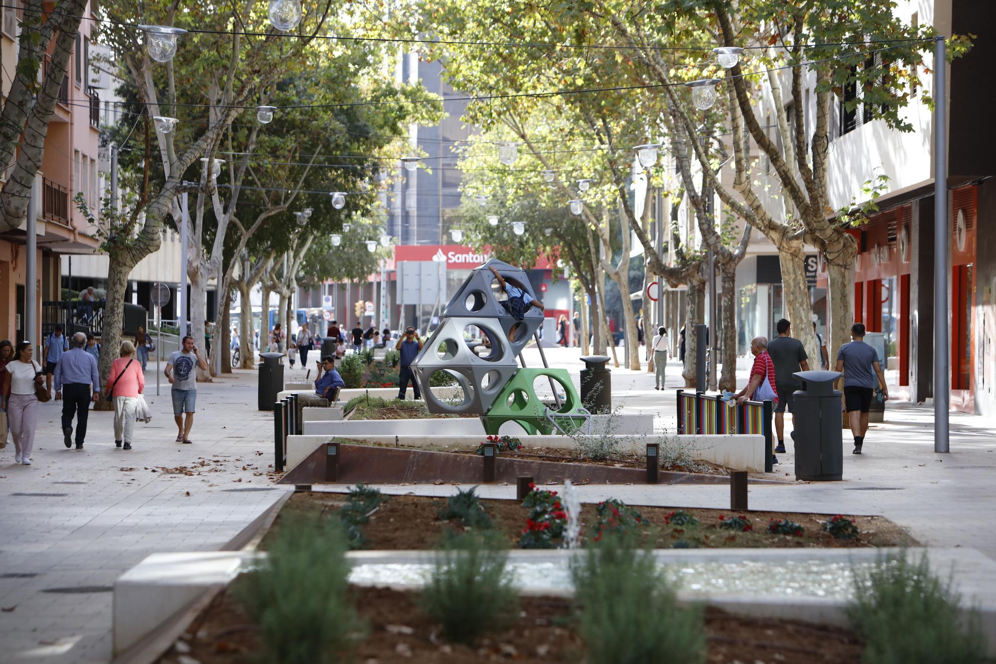 Vom Verkehrslärm zur Fußgängerzone: So sieht der Carrer Nuredduna in Palma de Mallorca jetzt aus