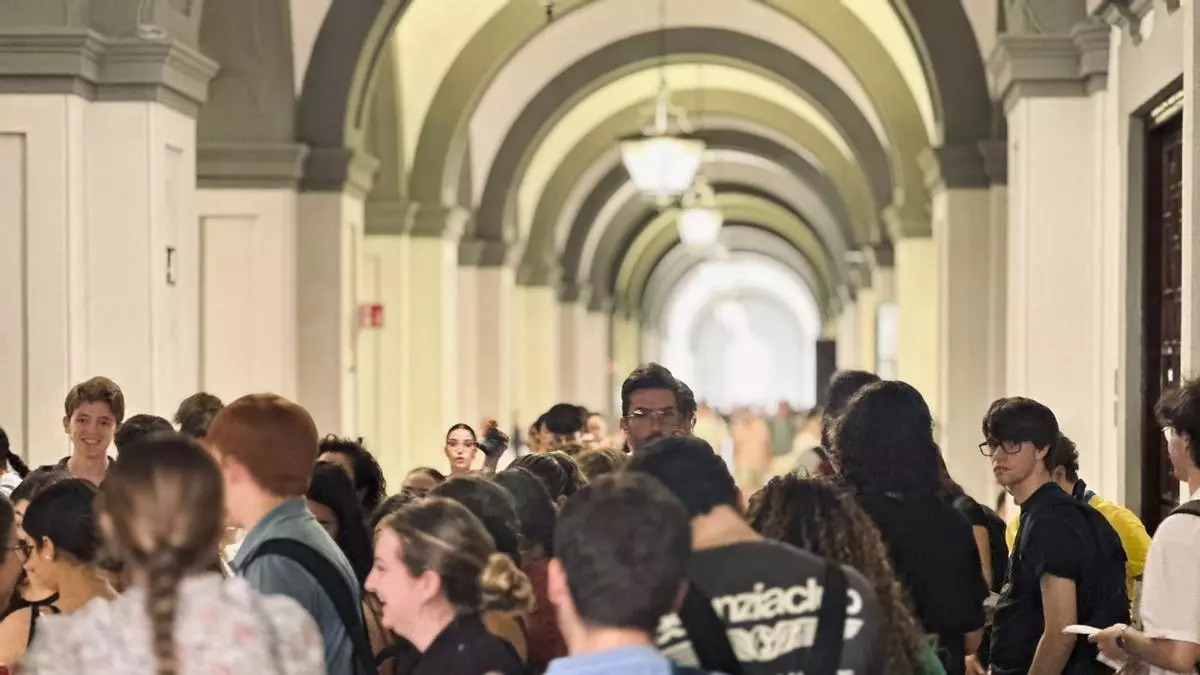 Del "he fluido" al "iba tranquila hasta que vi el examen": los alumnos reaccionan a las primeras pruebas de la selectividad en Sevilla