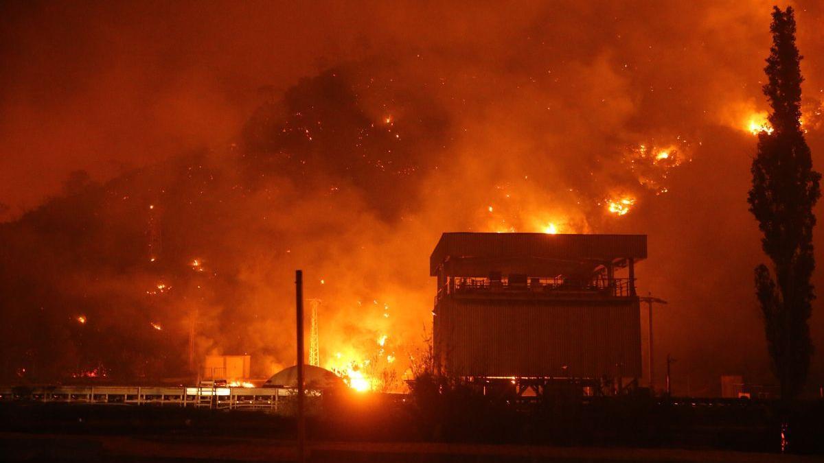 Imagen del incendio que amenaza la central térmica de Milas, en Mugla, Turquía.