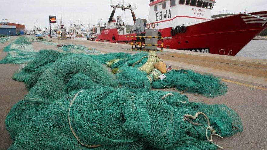 Barcos de pesca amarrados en el puerto de Avilés.