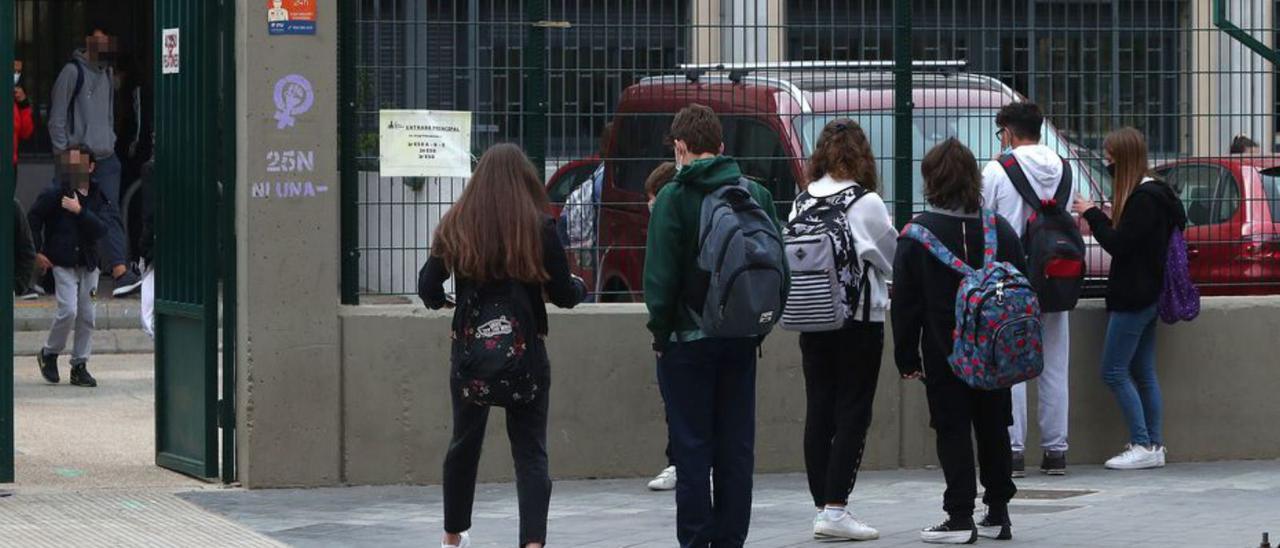 Alumnos a las puertas de un instituto de Secundaria. | F.CALABUIG