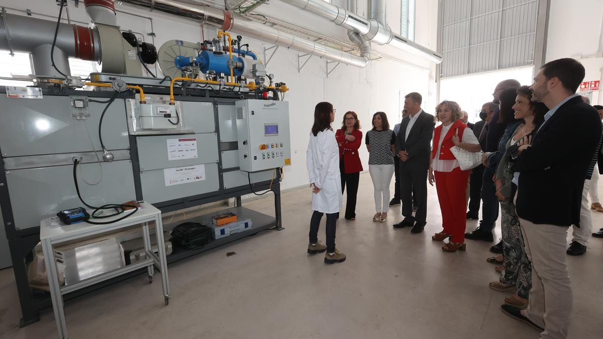 Visita del conseller Rafael Climent, este lunes, al ITC, ubicado en el polígono Camí Fondo de Almassora.