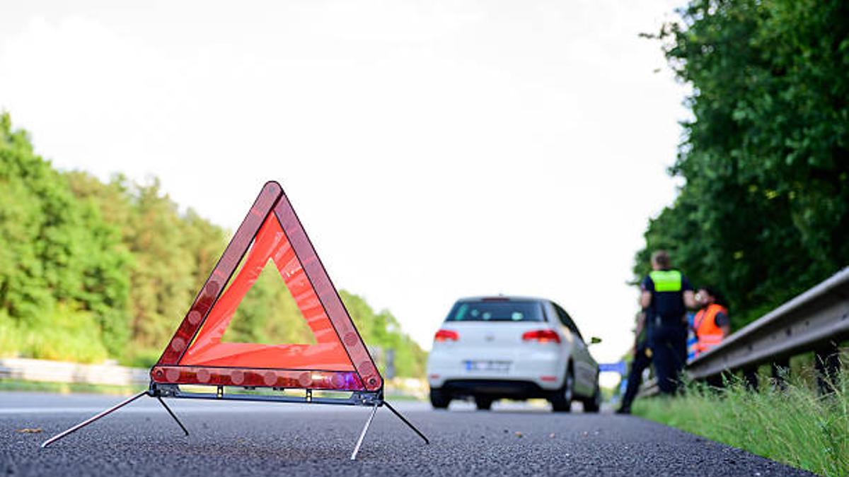 Coche averiado en la carretera